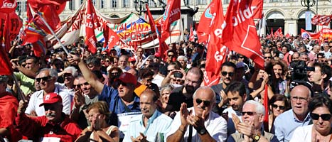 Människor i Italien protesterar mot de hårda sparandet. 
Foto: Daniel Badolato/Scanpix