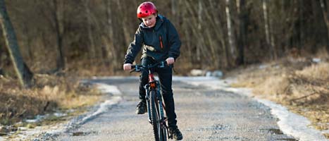 Alla barn har inte cykelhjälm. Foto: Henrik Montgomery/Scanpix