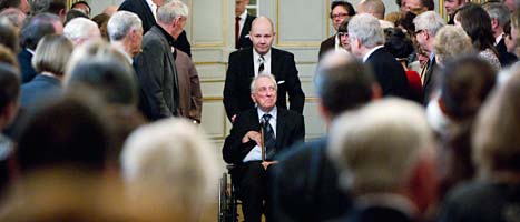 Tomas Tranströmer för hjälp av Svenska Akademiens chef Peter Englund när han ska hålla sitt tal. Foto: Fredrik Sandberg/Scanpix