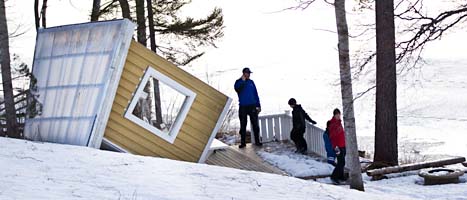Familjen Sundbergs strandhus utanför Örnsköldsvik har kastats omkull av stormen. Foto: Andreas Hillergren/Scanpix