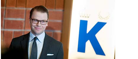 Prins Daniel berättar att Viktoria fött en dotter. Foto: Jonas Ekströmer/Scanpix