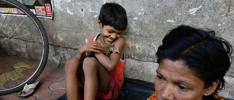 fattoga människor får mat av en hjälpgrupp i Karachi i Pakistan. 
Foto: Shakil Adil/sacnpix