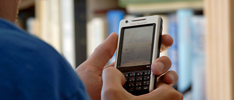 Lita inte på sms från Rädda Barnen. Foto: Hasse Holmberg/Scanpix