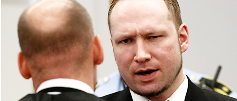 Anders Behring Breivik talar med sin försvarare Geir Lippestad. Foto: Heiko Junge/Scanpix