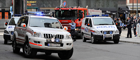 Polis och brandkår utanför domstolen i Oslo. En man tände eld på sig själv och försökte ta sig in i domstolen. Foto: Fredrik Varfjell/Scanpix