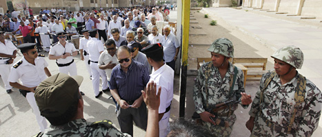 Soldater vaktar vid en val-lokal i Egypten. Foto: Amr Nabil/Scanpix
