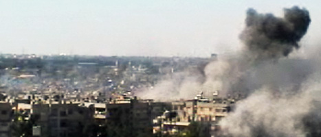 Bomber regnar över staden Homs i Syrien. Foto: Bambuser/AP/Scanpix 