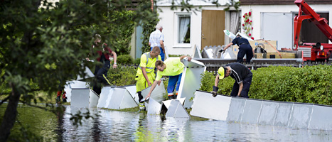 Bilden är från Ingatorp i Småland. Brandmän jobbar med att stoppa Brusaån från att svämma över. FOTO: Mikael Fritzon/SCANPIX