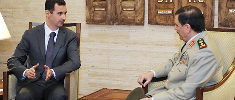 Syriens president Bashar al-Assad sitter till vänster på bilden. FOTO: SCANPIX