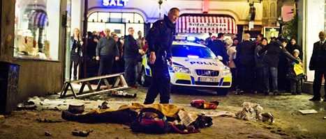 En polis vid platsen där bomben exploderade i Stockholm julen 2010. FOTO: Magnus Hjalmarsson Neideman/SCANPIX