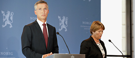 Jens Stoltenberg och justititeministern Grete Faremo talar till journalister efter att rapporten om polisens arbete 22 juli blivit släppt. FOTO: Anette Karlsen/SCANPIX