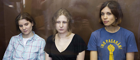 Rockgruppen Pussy riot under fredagens domstols-förhandlingar. FOTO: Misha Japaridze/SCANPIX