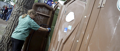 En nödig person på väg till bajamajan. Foto: Mats Andersson/Scanpix