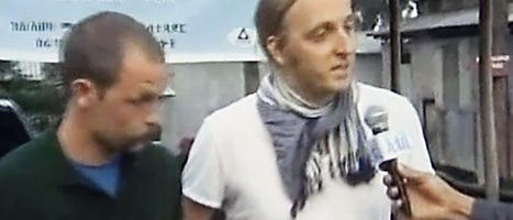Johan Persson och Martin Schibbye pratar med en etiopisk tv-reporter utanför fängelset. De sade att de ångrade att de hade rest olagligt i Etiopien. 