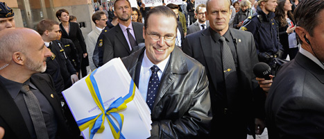 Sveriges finansminister Anders Borg på promenad med den nya budgeten. Foto: Fredrik Sandberg/Scanpix