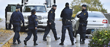 Poliser vid USAs ambassad i Stockholm. Foto: Claudio Bresciani/Scanpix.