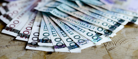 En stor del av de pengar svenskarna tjänar går till olika skatter. 
Foto: Scanpix.