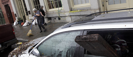 Två kvinnor städar upp på en gata i New York efter stormen Sandy.
Foto: Richard Drew/Scanpix.