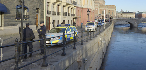 Poliser och polisbilar utanför Sagerska palatset i Stockholm. Foto: Bertil Enevåg Ericson/Scanpix