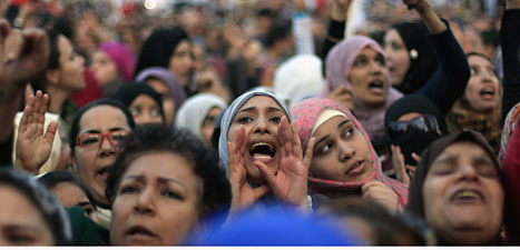 Människorna på Frihetstorget i Kairo  protesterar mot landets ledare Muhammed Mursi. Foto: Khalil Hamra/Scanpix.