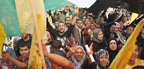 Palestinier firar att FN godkänt att palestinska ledare får vara med på vissa möten i FN. Foto: Adel Hana/Scanpix.

