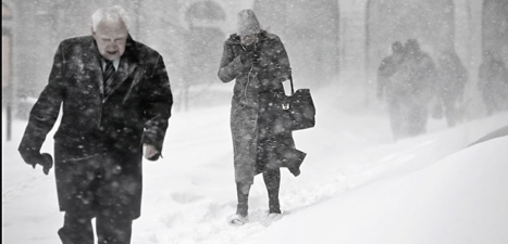 Människor i Stockholm kämpar sig fram i snöovädret. Foto: Anders Wiklund/Scanpix