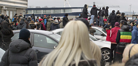 Ungdomarna klättrade upp på bilar och en del kastade stenar och flaskor mot poliserna. Foto: Björn Larsson Rosvall/Scanpix