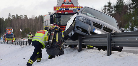 En bil har sladdat och kört upp på en räcke på vägen E4:an utanför Ljungby i Småland. Foto: Johan Nilsson/Scanpix