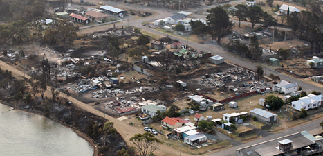 Massor med människor har tvingats fly undan bränderna i Australien. Foto: Chris Kidd/Scanpix.