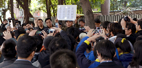 Människor i Kina demonstrerar för tidningarnas rätt att skriva fritt. 
Foto: Kyodo News/Scanpix.