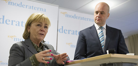 Justitieminister Beatrice Ask berättar om förslaget om hårdare straff för unga. Statsminister Fredrik Reinfeldt lyssnar. Foto: Bertil Enevåg Ericson/Scanpix