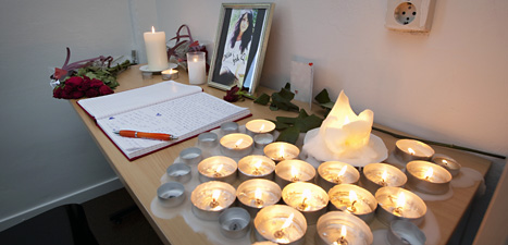 Kamraterna tände ljus för att sörja den mördade 19-åriga 
kvinnan i Landskrona. Foto: Stig-Åke Jönsson/Scanpix.
