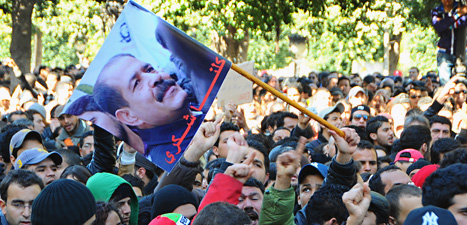 Folk protesterar på gatorna efter mordet på politikern Chokri Belaid i Tunisien. Foto: Hassene Dridi/Scanpix.