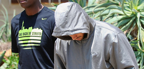 Poliser har hämtat Oscar Pistorius. Foto: Chris Collingridge/Scanpix