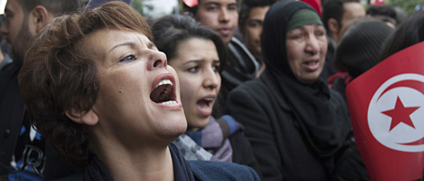 Människor protesterar mot regeringen i Tunisien. Foto: Amine Landoulsi/Scanpix. 