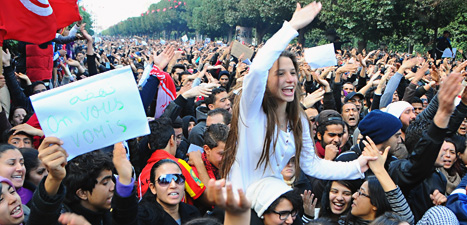 Gatorna i Tunis fylldes av människor som protesterade mot landets ledare. Foto: Hassene Dridi/Scanpix