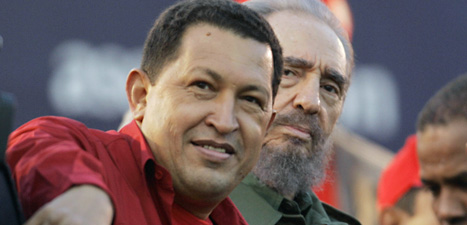Hugo Chavez tillsammans med Kubas förre ledare Fidel Castro. 
Foto: Roberto Candia/Scanpix.