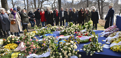 Många kom med blommor till prinsessan Lilians begravning.
Foto: Maja Suslin/Scanpix.