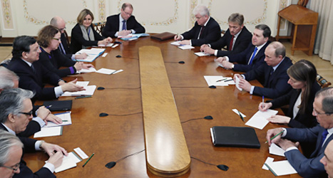 Rysslands president har möte med EUs ordförande José Manuel Barroso.
De pratade om hur Cyperns problem kan lösas. Foto: Yuri Kochnetkov/Scanpix.