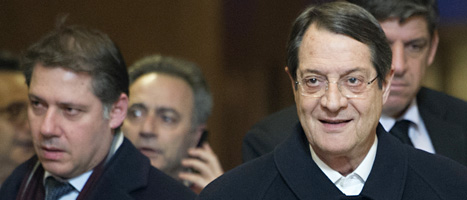 Cyperns president Nicos Anastasiades och hans medarbetare.
Foto: Scanpix. 