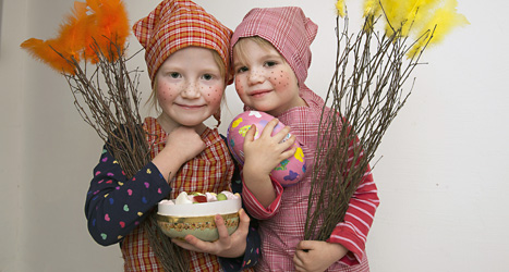 Systrarna Tintin och Elvina som påskkärringar. Foto: Jonas Ekströmer/Scanpix.
