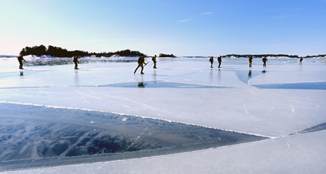 Folk åker skridskor på isen i Stockholms skärgård. 
Foto: Lars Pehrsson/Scanpix.