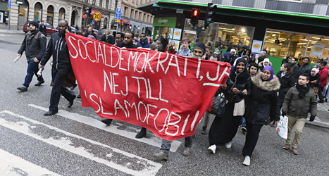 Folk protesterar mot att Omar Mustafa tvingades sluta i Socialdemokraternas partistyrelse. Foto: Claudio Bresciani/Scanpix.