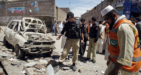 I söndags sprängde terrorister en bomb i staden Peshawar i Pakistan. 
Åtta människor dödades. Foto: Mohammed Sajjad/Scanpix.