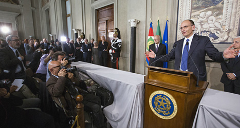 Enrico Letta blir Italiens nya ledare. Här har han sitt första möte som premiärminister med journalisterna. Foto: Roberto Monaldo/Scanpix