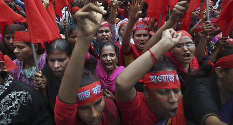 Människor demonstrear i Dhaka i bangladesh. Foto: Wong Maye-E/Scanpix.
