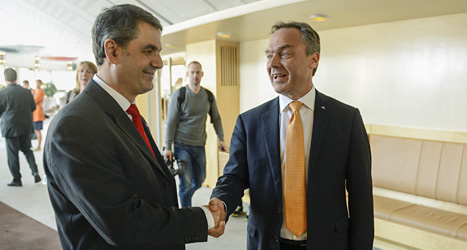 Socialdemokraten Ibrahim Baylan skakar hand med regeringens utbildningsminister Jan Björklund. Sex partier i riksdagen är överens om 
nya regler för friskolorna. Foto: Leif R Jansson/Scanpix.