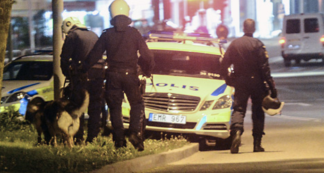 Bilar brinner i Husby i Stockholm. Foto: Fredrik Sandberg/Scanpix.