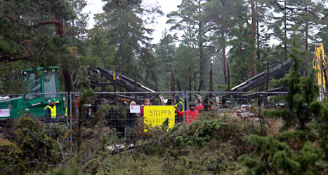 Människor protesterade mot kalkbrottet i Bunge förra året. Foto: Greenpeace/Scanpix.