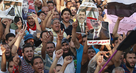 Människor som stödjer Muhammad Mursi demontrerar i Egypten.
Foto: Scanpix.